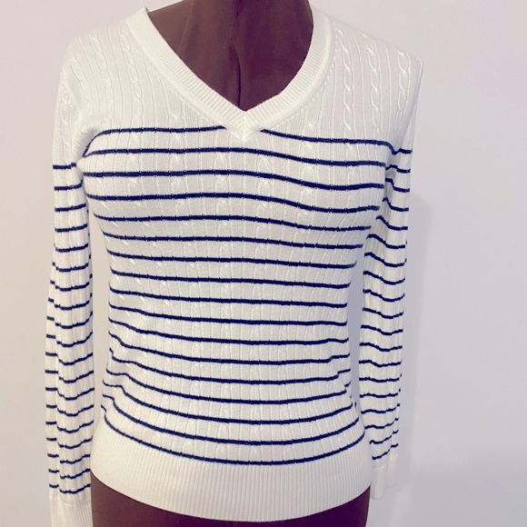🖤🤍TOMMY HILFIGER 🤍🖤 White and black stripped v-neck sweater. Size medium. - Picture 3 of 12